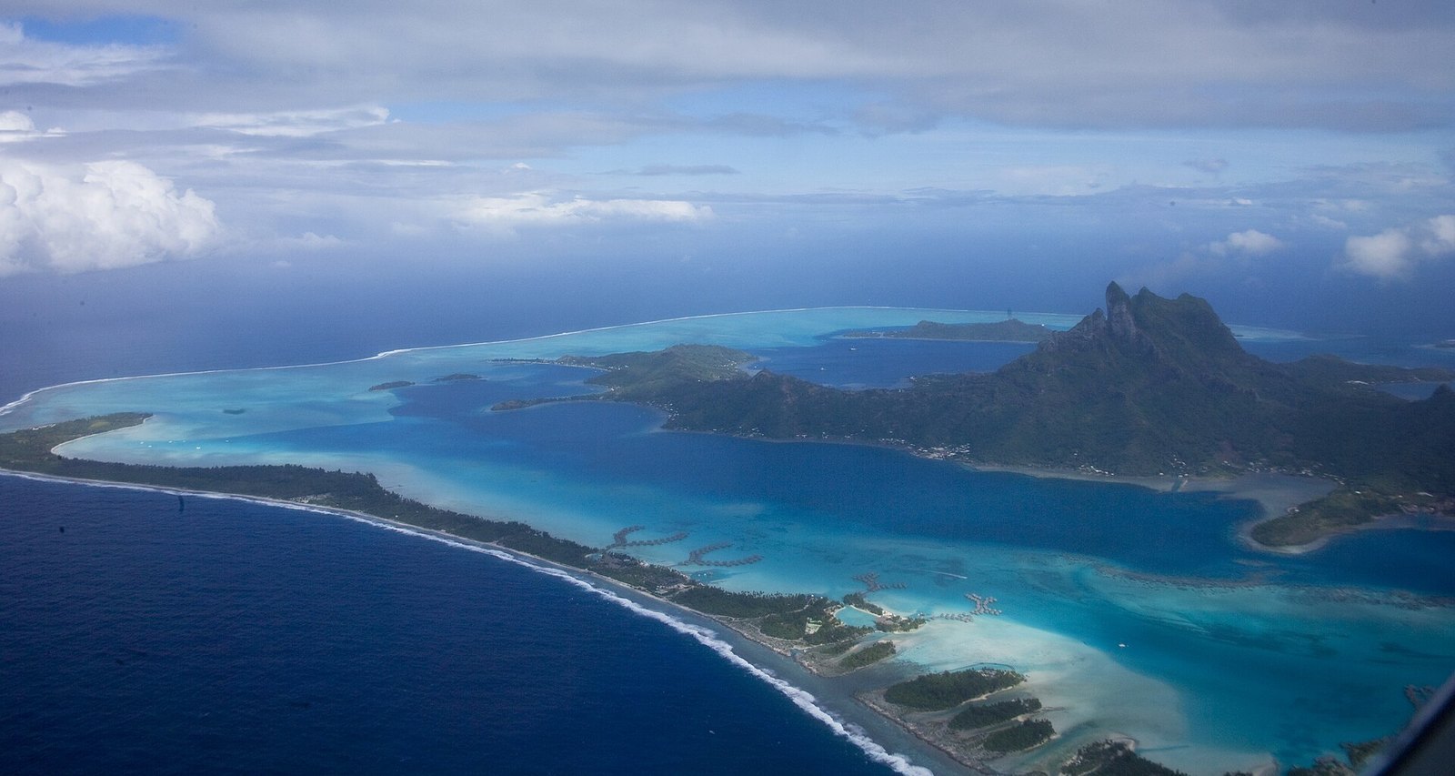 Bora Bora vue du ciel, son île centrale et son lagon