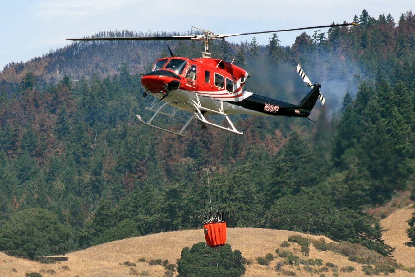Hélicoptère équipé d’un seau pour la lutte contre un incendie