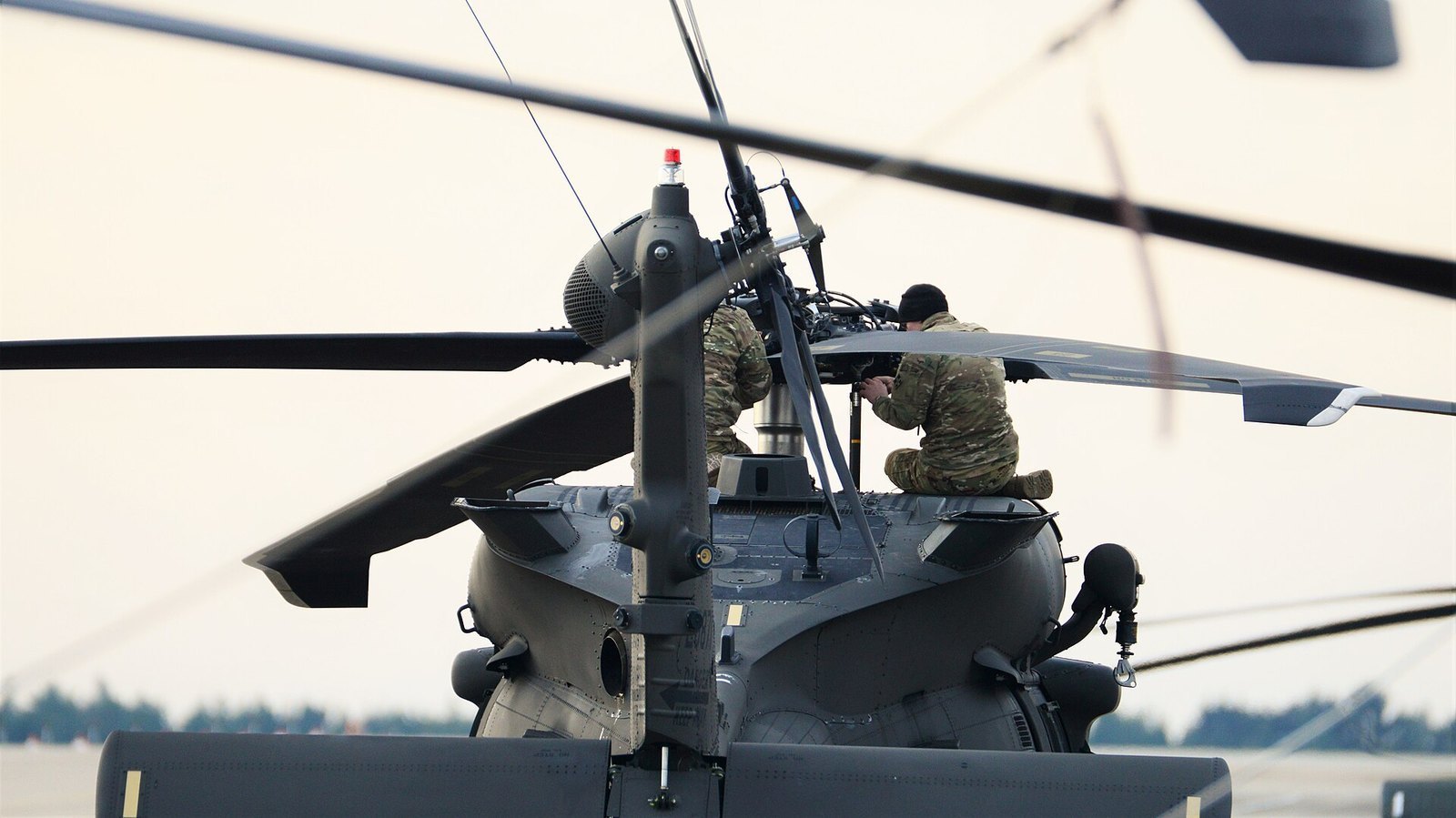 Techniciens effectuant une maintenance programmée sur un hélicoptère