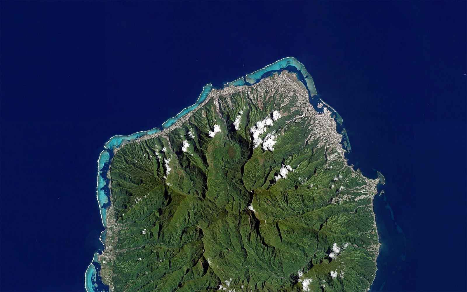 Tahiti vue depuis l’espace, avec ses deux masses volcaniques